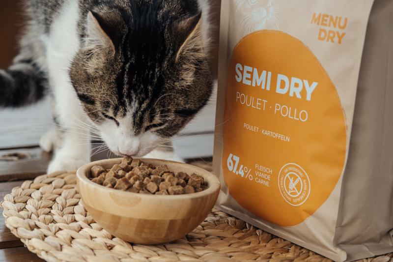 Qu'est-ce c'est la nourriture semi-humide pour chats et chiens? - ANiFiT  Suisse